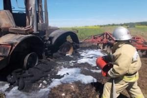 В Тульской области сгорел трактор «Кировец».