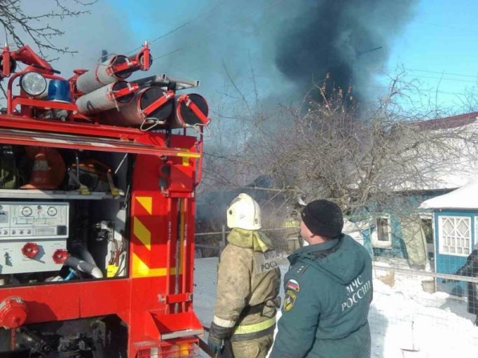Шесть пожарных расчетов тушили в Туле горящий дом 