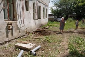 Людей из разрушающегося дома в Товарковском не переселят еще как минимум 2 года.