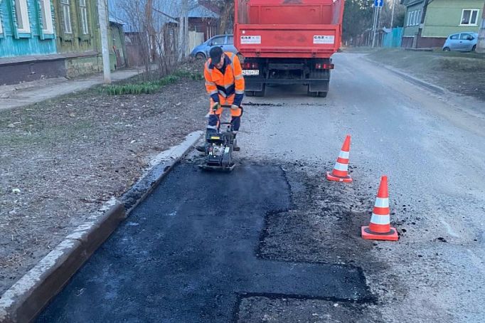 На Новомосковском и Веневском шоссе Тулы восстанавливают дорожное покрытие