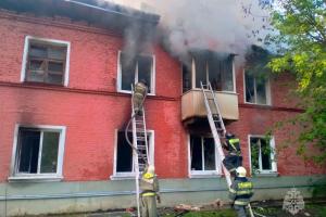 В Донском выгорел весь этаж жилого дома.