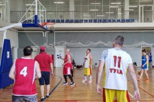 В Туле проходят соревнования по баскетболу среди ветеранов .