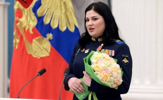 Владимир Путин в Кремле наградил тулячку Кристину Ким медалью Суворова
