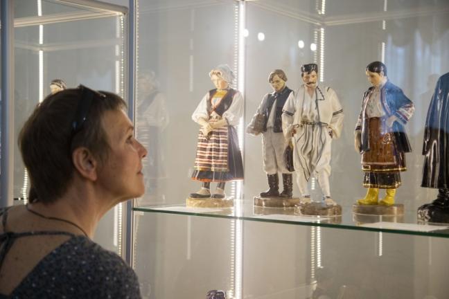 Выставка фарфоровых фигур «Народности России» открылась в Туле.