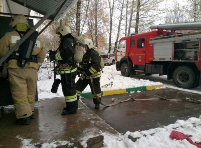 Тульские пожарные спасли из горящей квартиры мужчину 