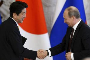 Президент России подарил премьер-министру Японии тульский самовар .