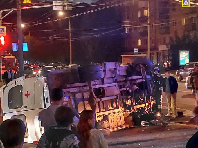 ДТП в центре Тулы: машина скорой помощи опрокинулась на бок