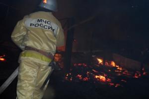 Сильный пожар в Суворове уничтожил жилой дом с пристройками .