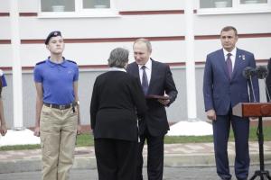 Владимир Путин в Туле передал звезду Героя России Анатолия Горшкова его дочери.