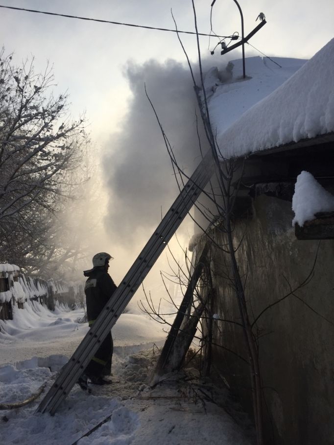 13 пожарных спасали из горящего дома жителей Донского
