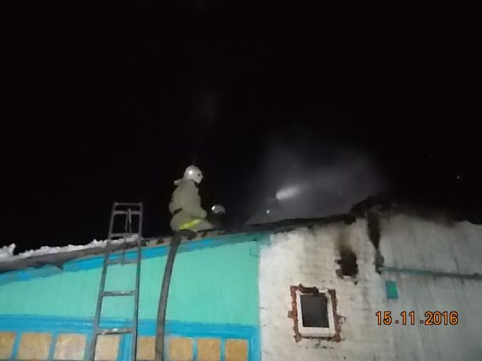 11 пожарных тушили горящий дом в Липках