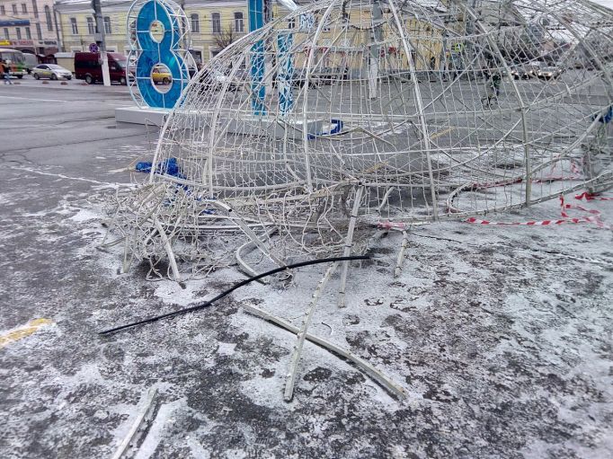 В Туле водитель протаранил новогодний шар на площади Ленина