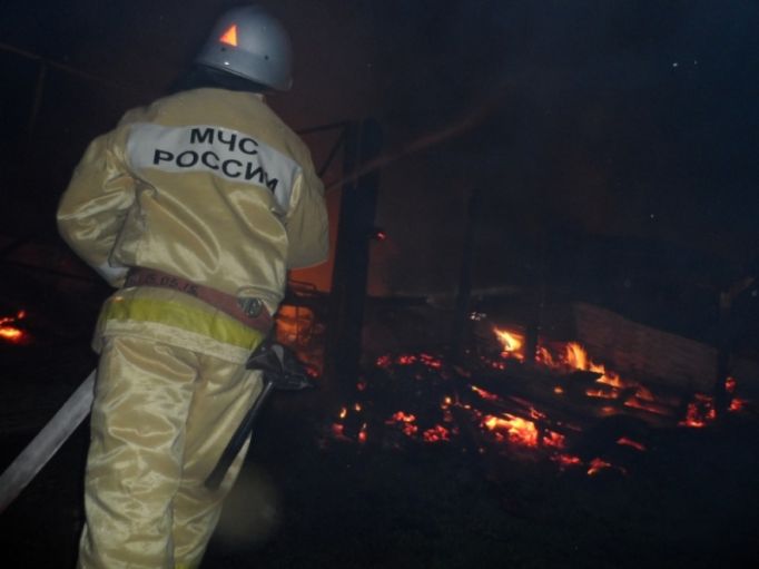 Сильный пожар в Суворове уничтожил жилой дом с пристройками 