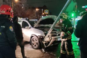 В Туле на пересечении ул. Степанова и Ложевой Renault Duster сбил столб.