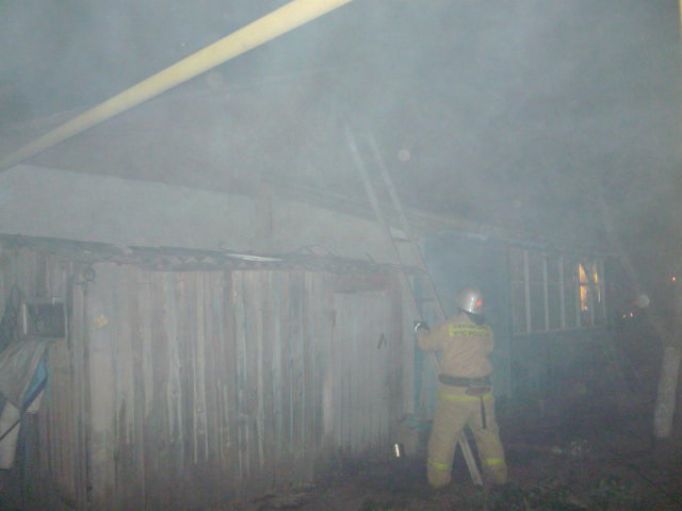 В Чернском районе у частного дома сгорела крыша