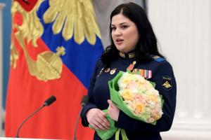 Владимир Путин в Кремле наградил тулячку Кристину Ким медалью Суворова.