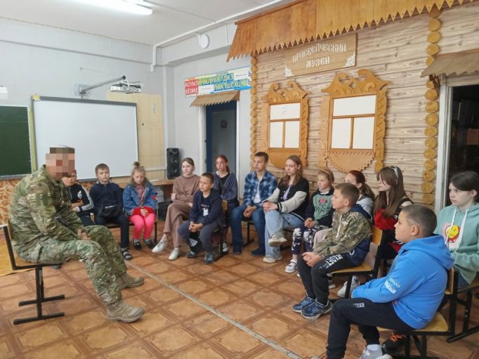 Участник СВО из Плавска рассказал школьникам о наградах, друзьях и буднях военного