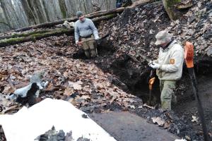 Туляки изучают останки летчика и обломки самолета, найденные в Орловской области .