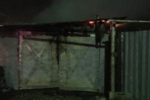 В Суворовском районе сгорели гараж и хозпостройка.