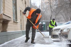 Снег с тульских улиц убирают 137 человек.
