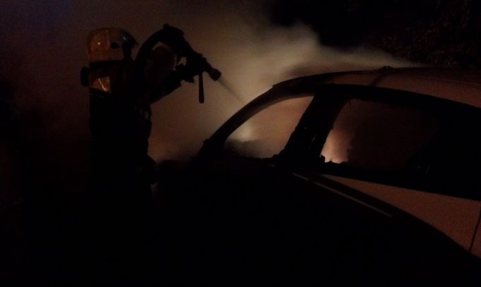 Ночью на улице Вересаева пожарные тушили "BMW" и "Mercedes"
