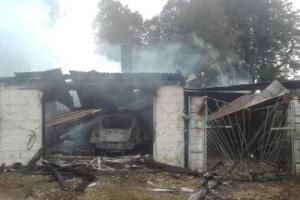В Арсеньевском районе сгорели дом, гараж и машина.