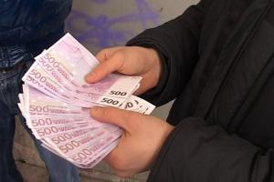 За прошедшие сутки два гражданина обеднели на 2 млн рублей .