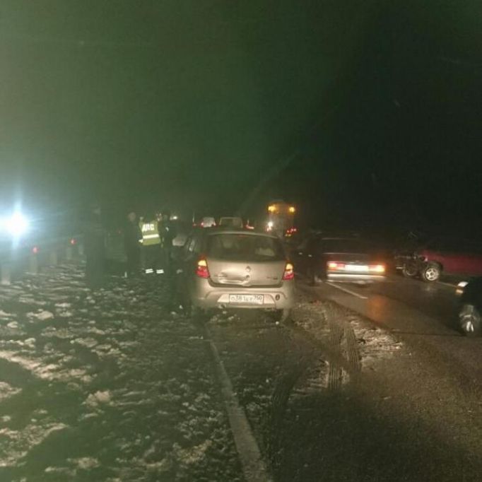 Двойное ДТП на М-4: "Рено" сбил пассажиров попавшего в аварию "ВАЗа"