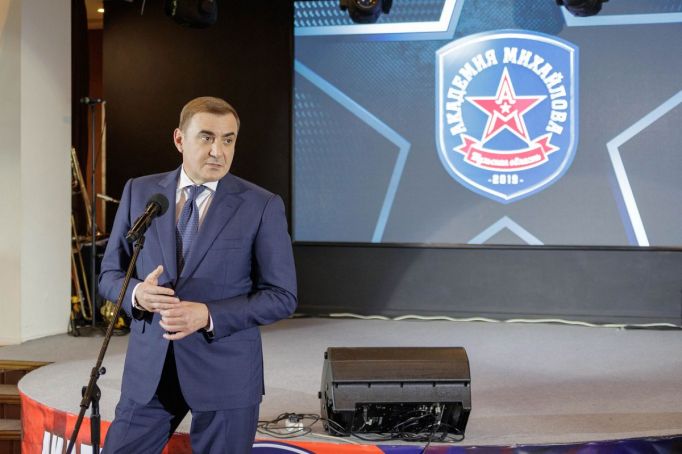 Губернатор Тульской области Алексей Дюмин пообщался с коллективом хоккейной команды АКМ