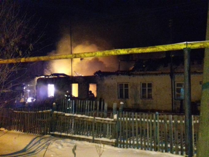 В Новомосковске пожар оставил дом без кровли 
