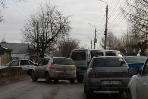 В Туле два автомобиля "перекрыли" ул. Некрасова .
