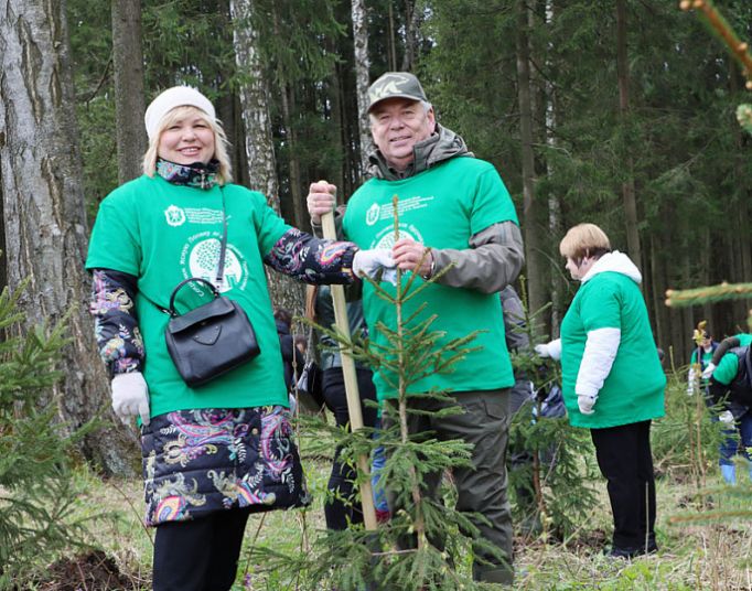 Депутаты Тульской облдумы высадили 215 деревьев в Ясной Поляне