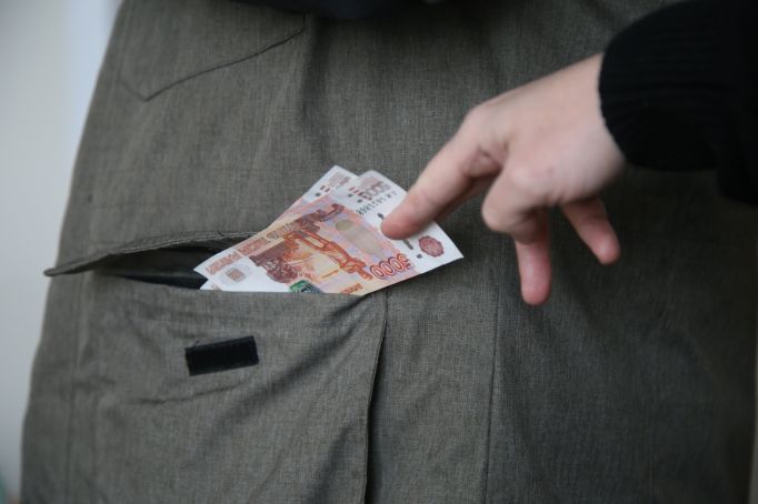 54-летний житель Новомосковска украл с карты земляка почти 3 тысячи рублей