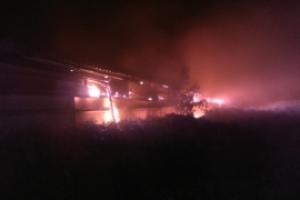 Ночью в Новомосковске сгорел склад.