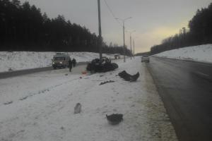 Под Тулой автомобиль влетел в опору ЛЭП: погибли пассажир и водитель.