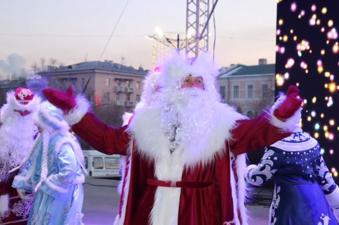 Более 200 поклонников бега приняли участие в забеге Дедов Морозов