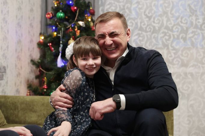 Алексей Дюмин поздравил семью многодетного участника СВО с Новым годом