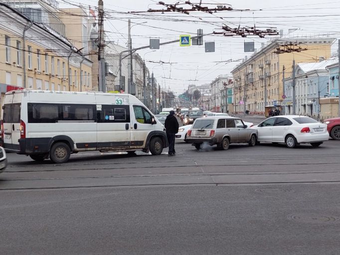Авария с участием маршрутного такси произошла на перекрестке проспекта Ленина и улицы Советской
