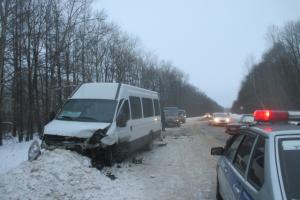 В аварии с микроавтобусом и легковым ВАЗом под Узловой погиб водитель .
