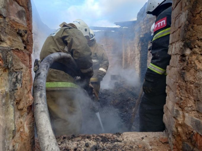 В Богородицком районе жилой дом сгорел дотла: есть пострадавший