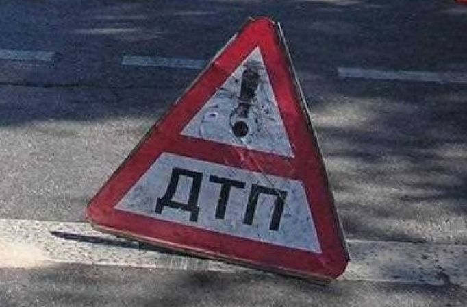 В Новомосковске водитель "десятки" снес остановку и сбил пешехода 