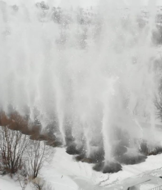 Тульские сотрудники МЧС взрывают лед и спасают мосты от затопления