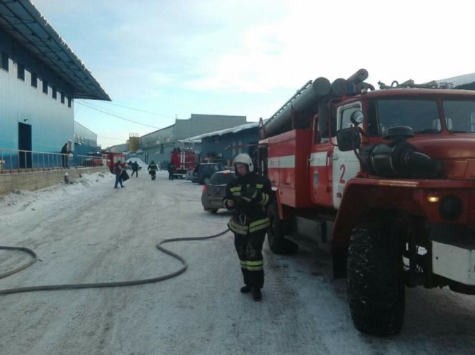 В Туле пожарные около получаса тушили горящий ангар 
