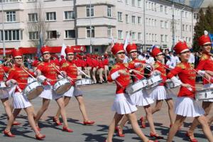 В Новомосковске прошел парад юнармейских отрядов .