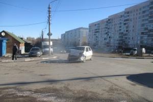 В Пролетарском округе Тулы столкнулись две легковушки.