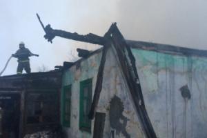 Пожар уничтожил кровлю у частного дома в Богородицком районе .