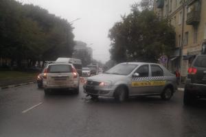 В Туле на улице Станиславского столкнулись три легковушки, образовалась пробка.