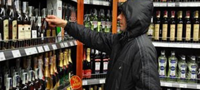 В Туле подростки украли две бутылки коньяка из супермаркета