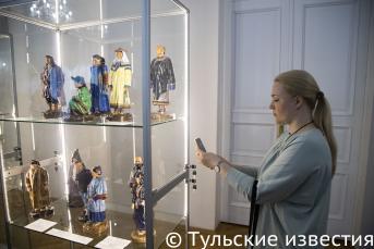 Выставка фарфоровых фигур «Народности России»
