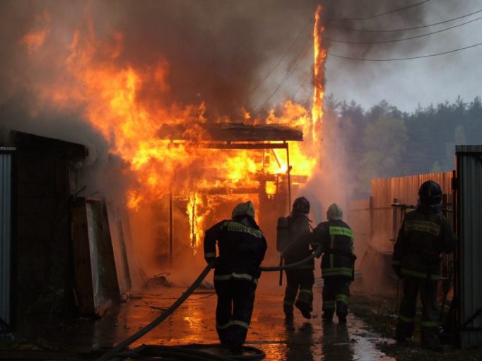 В Куркинском районе 17 пожарных тушили постройку